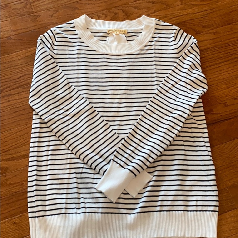 Women’s sweater with cute back detail